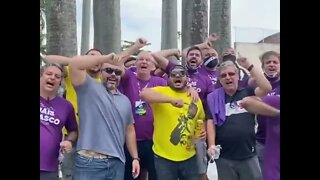 Membros da Sempre e Vasco e Mais Vasco cantando Casaca juntos