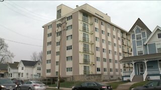 Residents of unstable Waukesha condo begin moving out Thursday