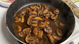 Home Chef Review - Sirloin Steak Red Wine Mushroom Bordelaise