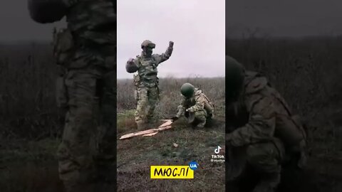 Ukrainian bravest soldiers dance to the patriotic ukrainian music. Nice! (Russian lyrics, sorry)
