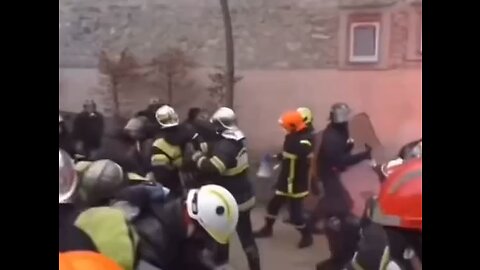 Firefighters 🚒 in France 🇫🇷 have joined the resistance and fight police 👮‍♀️