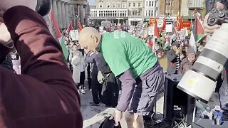 woman draped in Palestine flag tells Israel supporter 'Don't forget where the Jews were in 1940'