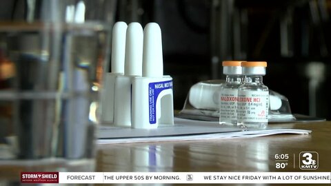 Omaha bar owners learn how to use Narcan to prevent drug overdoses