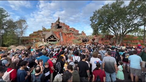 HUGE Lines For Splash Mountain Before It Closes For Woke Re-imagining