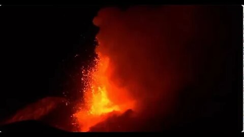 VIDEO: Erupção de vulcão na Itália envia destroços flamejantes no ar