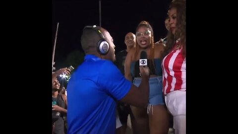 Carnaval 2022 - Mulher brinca com repórter ao dizer que é da Costa do Marfim