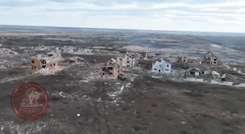 Drone footage showing the destruction of the settlement next to Vuhledar.