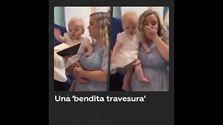 Niña tira la Biblia a la fuente de agua bendita en pleno bautizo