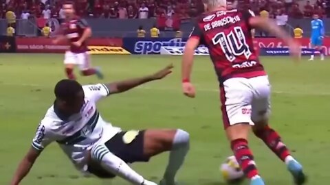 ARRASCAETA IGNORA VITINHO, DEPOIS DELE PERDER GOL FÁCIL!!!