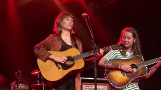 Molly Tuttle w/Billy Strings - Moonshiner (String The Halls 2)