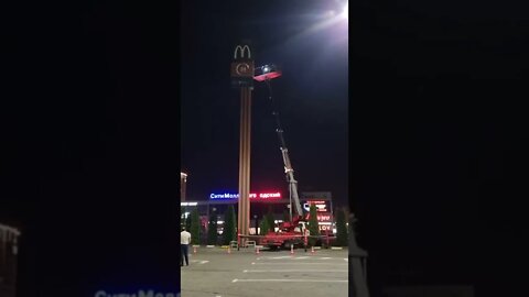 🇷🇺🇺🇲 Former McDonald's Logo Was Dismantled In Belgorod To The Song "Goodbye, America"