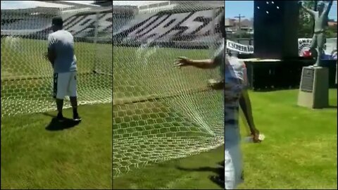 Torcedor jogando sal grosso no campo de São Januário