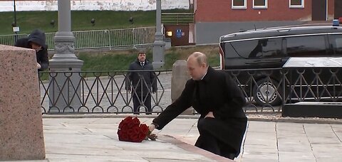 To commemorate Russia's Unity Day, Putin places flowers.