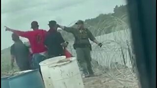 Border Patrol Cuts Razor Wire so Illegal Aliens can cross into Texas! 😲🚶🚶‍♀️🚶🚶‍♀️🚶🚶‍♀️🚶👮✂️