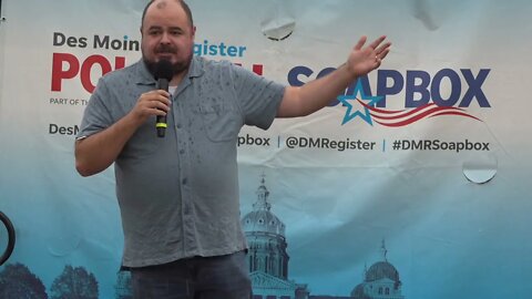 Ryan Melton speaks at the Des Moines Register Political Soapbox during the Iowa State Fair：/14