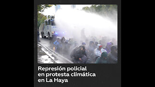 Policía utiliza cañones de agua contra manifestantes en protesta climática en La Haya