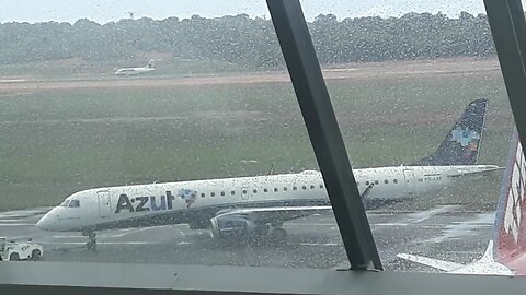 Embraer 195 PR-AXR rebocado para o terminal regional de Manaus