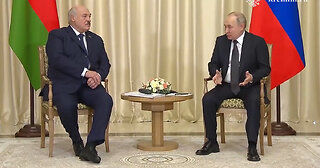 Twitter Users Speculate About Putin's Feet Movement During Meeting