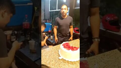 man cut the cake using hand🤣🍰#shorts #shortvideo