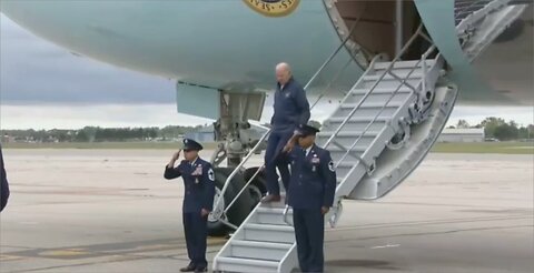 Biden nearly slips taking "Little Kid" stairs off of Air Force One