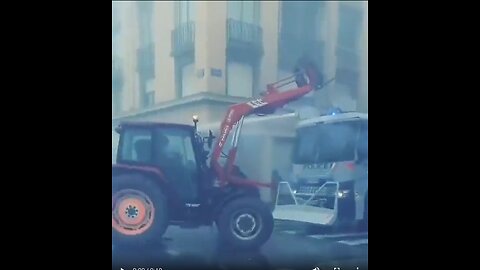French fishermen: Tractor vs water cannon