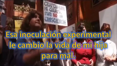Mujer muestra los efectos de la inoculación experimental de su hija en Chile.