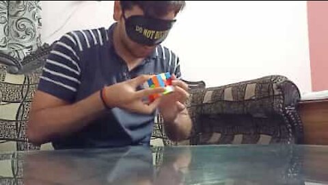 Estudante resolve Cubo mágico de olhos vendados!