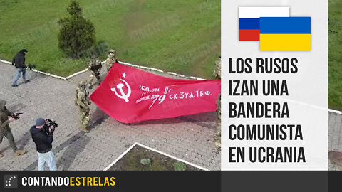 Los rusos izan una bandera comunista en Ucrania