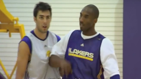 Kobe Bryant Elbowed Sasha Vujacic in the Face for NO Damn Reason