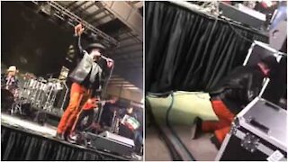 Musicista cade dal palco durante un concerto in Oregon