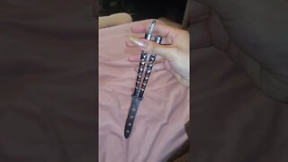 HOW TO DO BUTTERFLY KNIFE FOR BEGINNERS #SHORTS