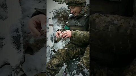 Ukraine vs Russia :soldat mănâncă dulciuri cu zăpada ❤️