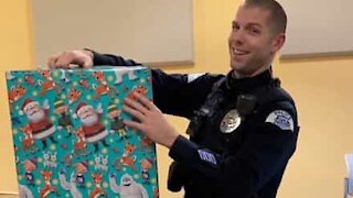 Polícia recebe prenda de natal emocionante