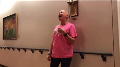 Cancer patient sings 'Amazing Grace' to celebrate her last day of chemo