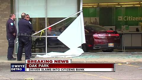 Vehicle crashes into Citizens Bank in Oak Park