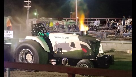 Tractor Pulls Super Stock winner 'High Hopes'