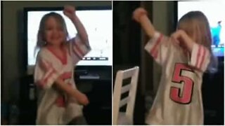 Menina comemora vitória de time com dança adorável