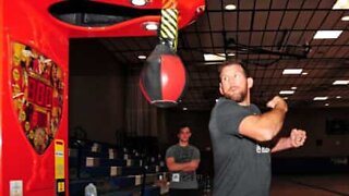 Homem quebra o recorde de máquina de boxe com cabeçada