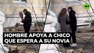 Un hombre comenta y apoya la actitud de un tipo cuya novia llega tarde a una cita