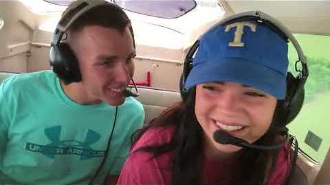 Boyfriend Proposes To Girlfriend During Her First Plane Ride