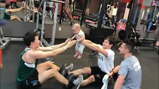Baby hjelper til under treningsøkt