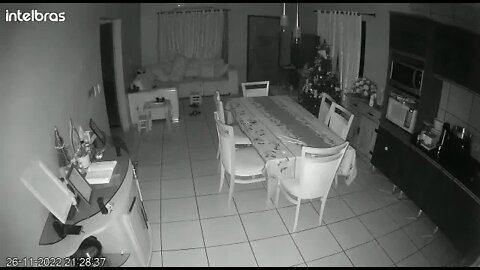 Câmera mostra ação de criminosos dentro de residência em Ubiratã