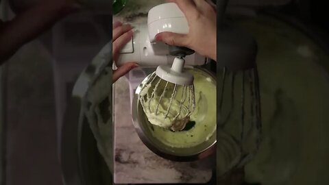 How to make Green Buttercream Naturally - No Dyes, No Artificial Colors