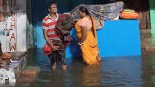 Ciclone Amphan inunda várias lojas em Calcutá