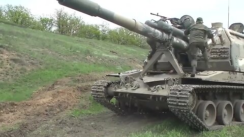 The work of calculations of 152 mm self-propelled artillery installations Msta S