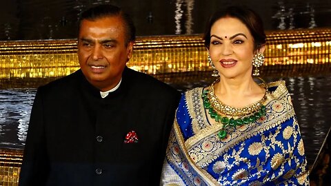 बनारसी साड़ी में Nita Ambani का रॉयल लुक, लूटी लाइमलाइट, Mukesh Ambani संग आईं नजर