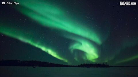 Escursionisti filmano un'incredibile aurora boreale in Canada