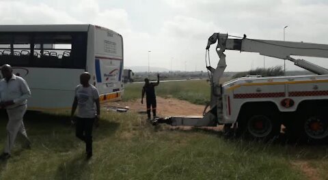 SOUTH AFRICA - Johannesburg - Bus Accident N12 - Video (q43)