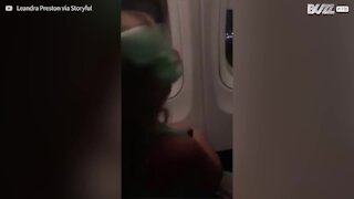 Una bambina emozionata al decollo dell'aereo