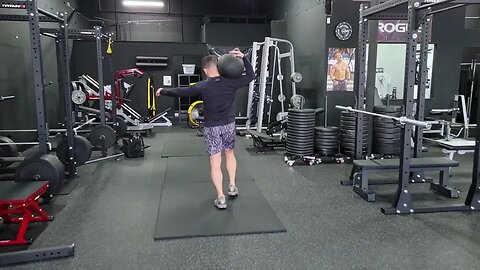 Shoulder Carry Alternating Walking Lunges